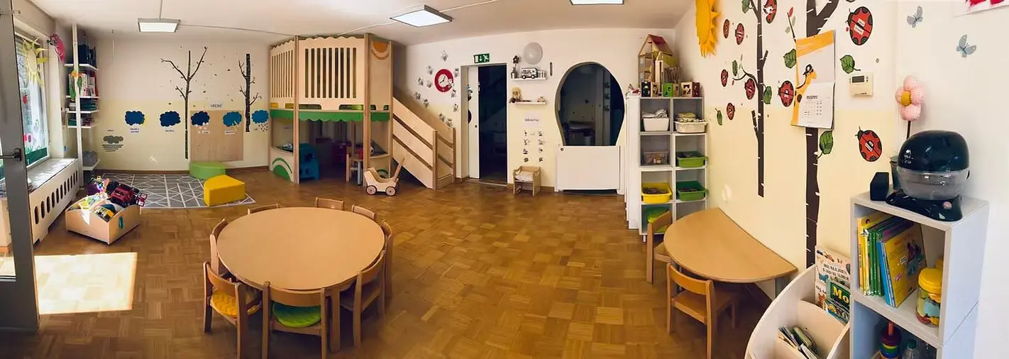 Igralnica z lesenimi mizicami in garderobnim kotičkom