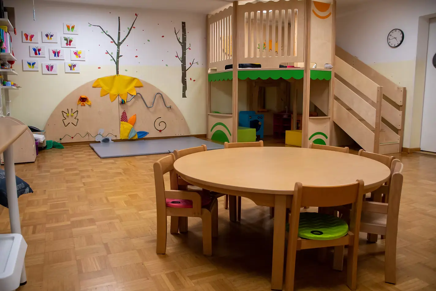 Igralnica z okroglo mizo, stopničkami in didaktičnim kotičkom